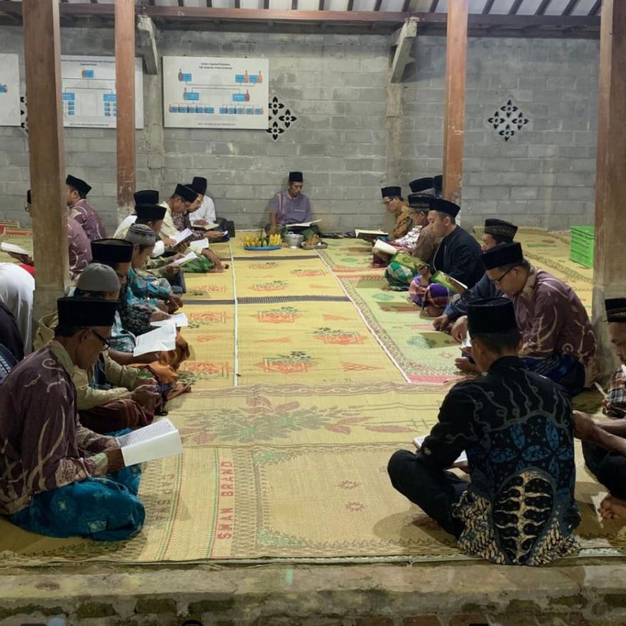 Menyambut 'Sasi Ruwah' : Padukuhan Anjir Laksanakan Bersih Makam dan Mengaji Al-Qur'an